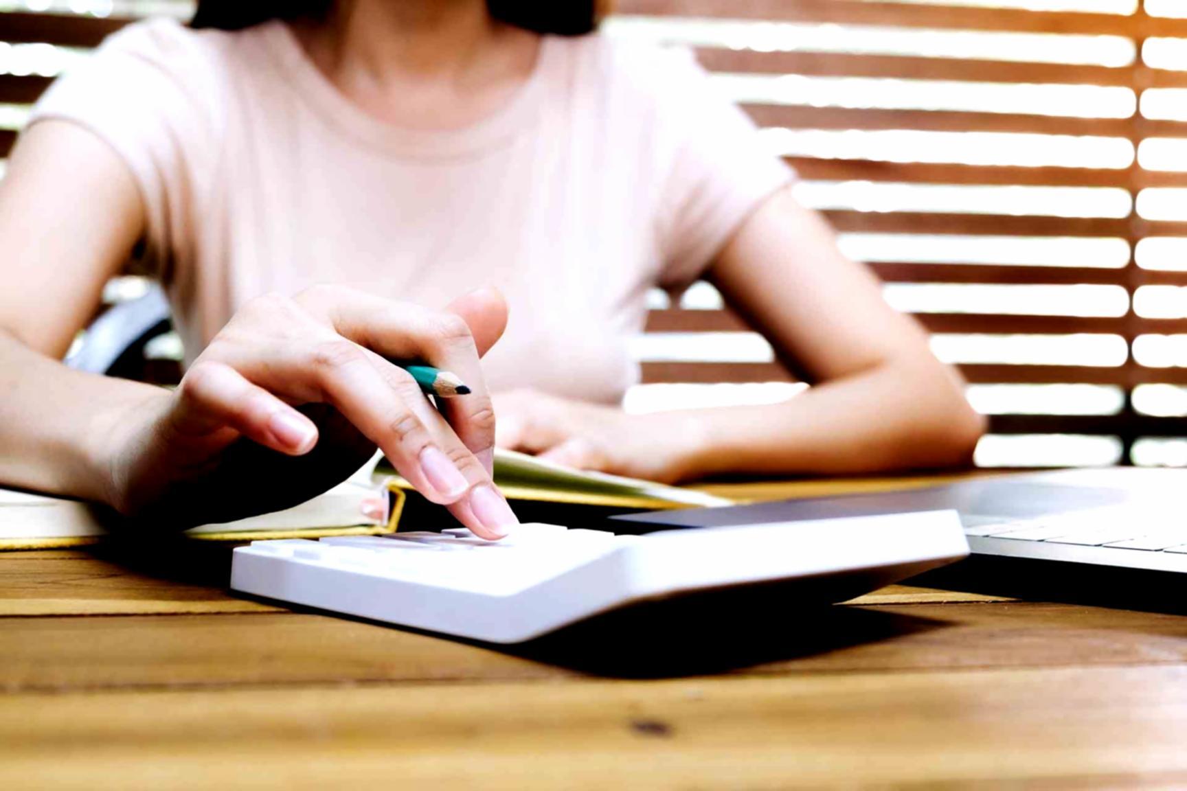 Moderne Büroumgebung mit Fokus auf digitale Arbeitsprozesse